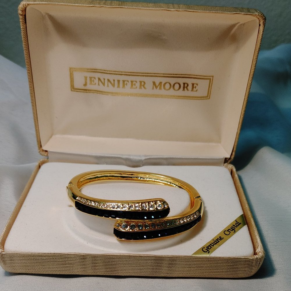 JENNIFER MOORE HINGED BRACELET . GENUINE CRYSTALS LIKE NEW